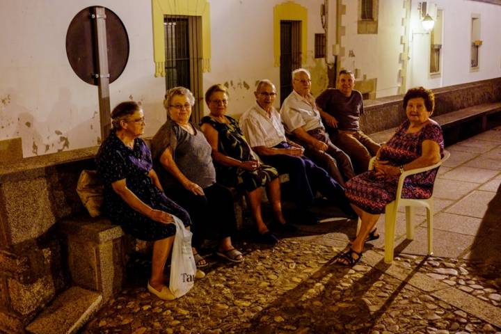 Al caer la noche, algunos alcantarinos se sientan en las calles a tomar el fresco.