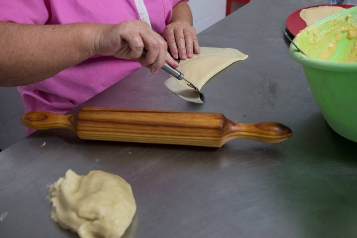 En la tienda 'Artesanía Pepi', podemos ver cómo se hacen los dulces típicos.