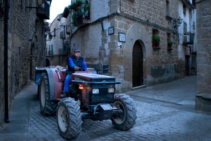 Un tractor a punto de atravesar la plaza Mayor de Cretas a última hora de la tarde.