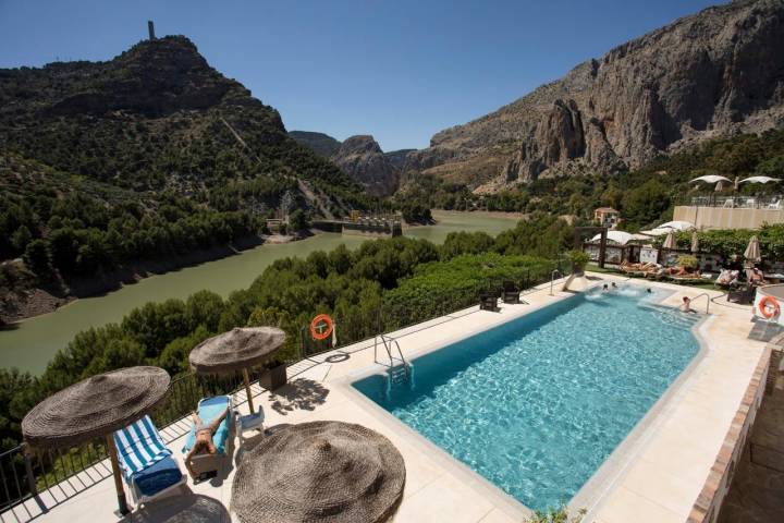 Desde la piscina de 'La Garganta' se puede observar el embalse Tajo de la Encantada.