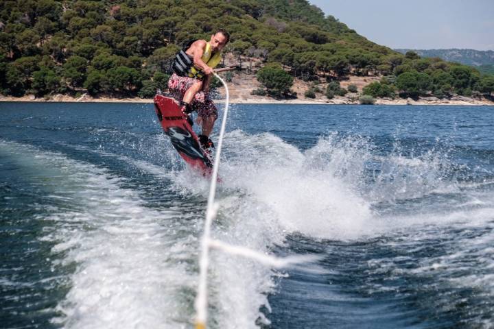 El 'wakeboard' se ha puesto de moda en el pantano.