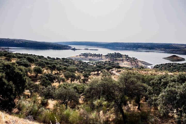 Vista general del embalse de Alcántara, donde se pueden practicar deportes acuáticos.