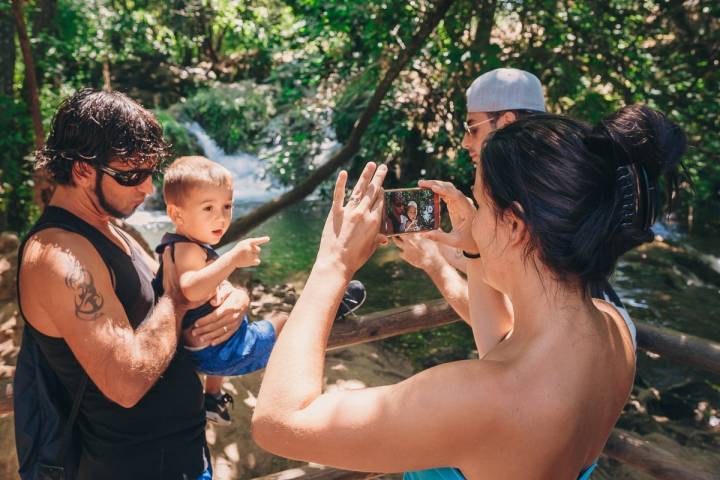 En este paraje casi de bosque las familias encuentran descanso al calor.