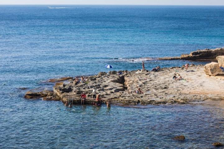 Las rocas y la profundidad de las aguas transparentes de Andragó son perfectas para el buceo.