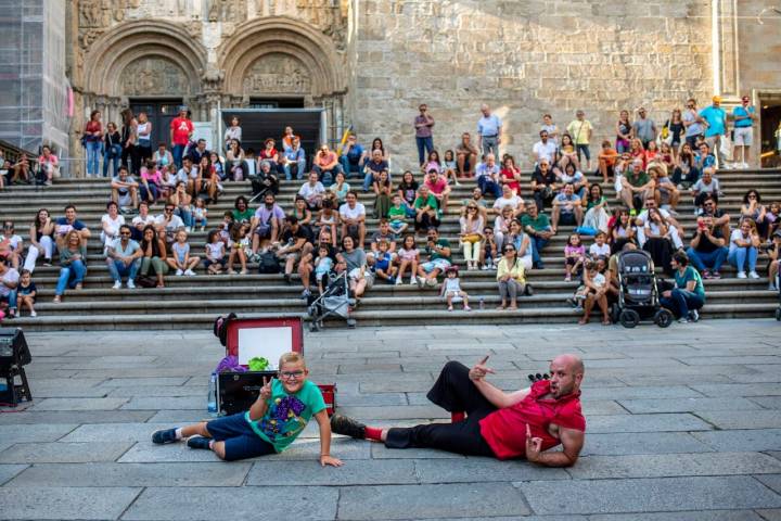 Los artistas entretienen a un público agradecido.