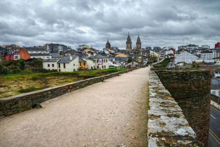 Aprovecha para ver la muralla de Lugo. Foto: Shutterstock.