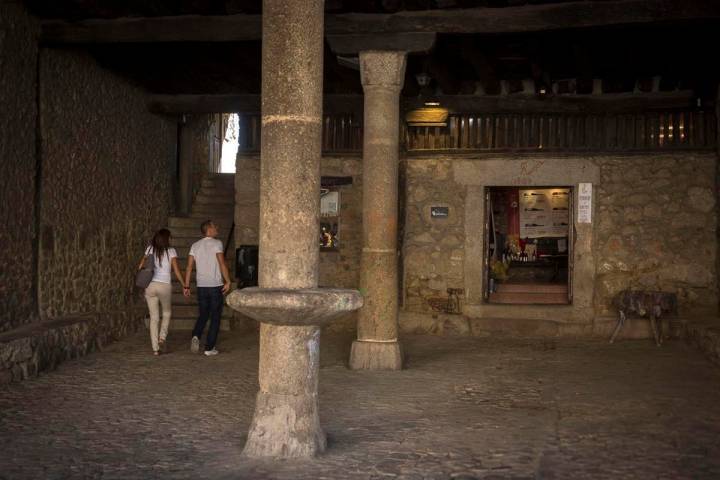 Un paseo por la plaza, el corazón de la villa.