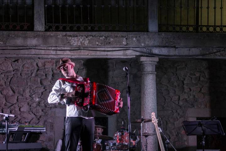 Raúl de Dios, con su acordeón en la plaza de San Martín.