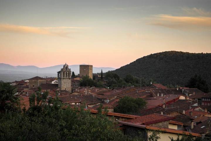 Vista general del pueblo al atardecer.