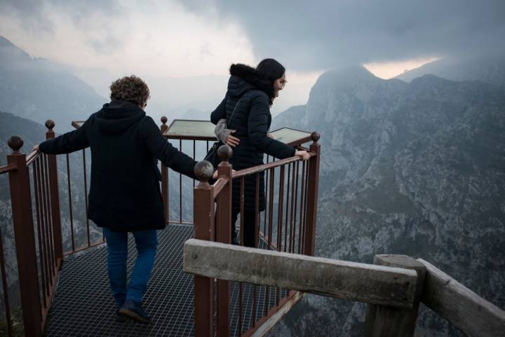 El mirador no es para personas con vértigo, a no ser que quieran ver más alto que águilas, buitres o quebrantahuesos.