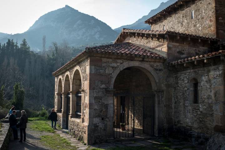 Entrada principal de Santa María. Tras el robo de 1991, las verjas y otras medidas de seguridad protegen la talla.