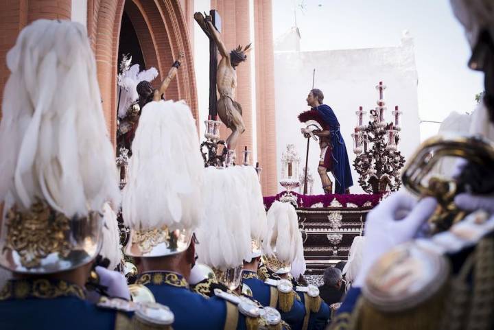 La Banda del Sol espera la salida del misterio de la Hermandad del Cerro del Águila desde su templo. Foto: Ayto. Sevilla