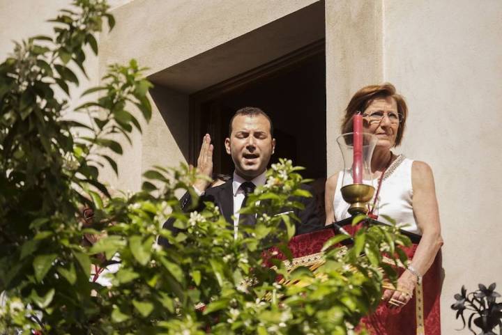 Una saeta desde un balcón detiene el paso. Foto: Ayto. Sevilla