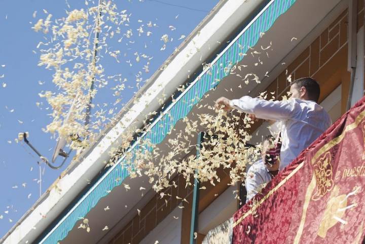 'Petalá' desde un balcón al palio de la Hermandad de los Servitas en el barrio de San Marcos. Foto: Ayto. Sevilla