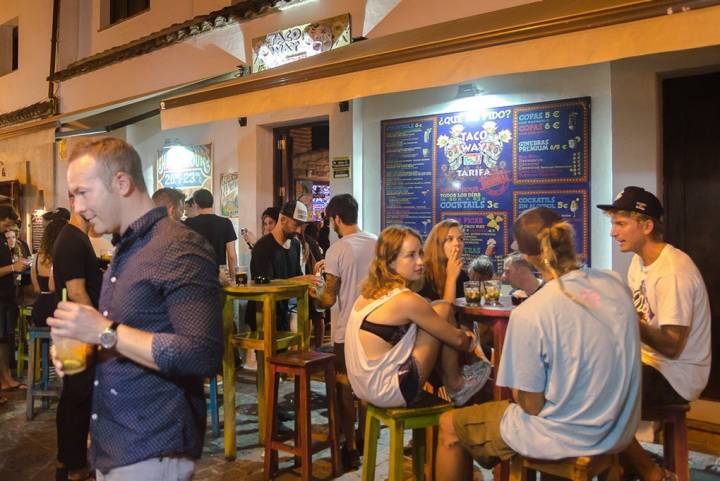 Ambiente nocturno en el local 'El Taco'.