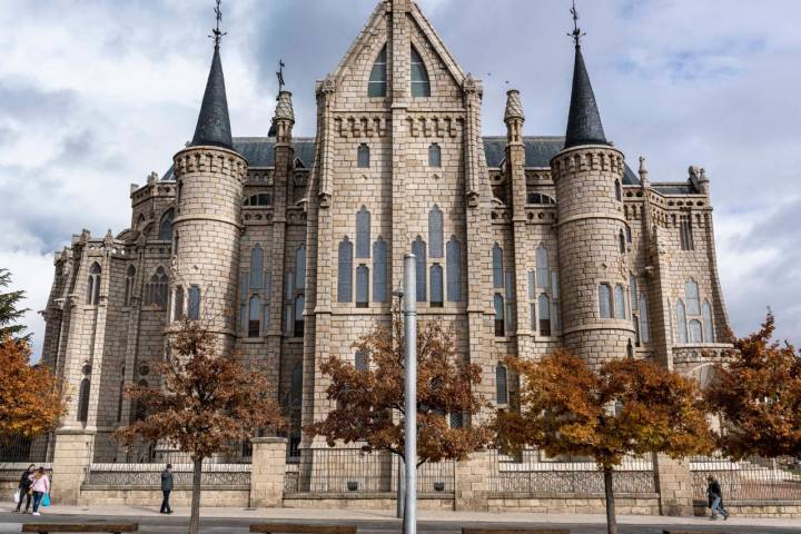 El palacio del obispado, obra de Gaudí y donde durmió Napoleón antes del incendio.