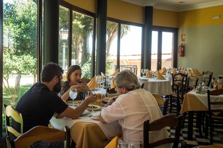 El comedor cuenta con un ventanal con vistas al patio.