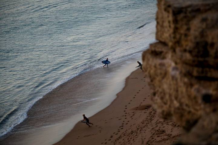 El viento de la costa gaditana favorece la práctica del surf.